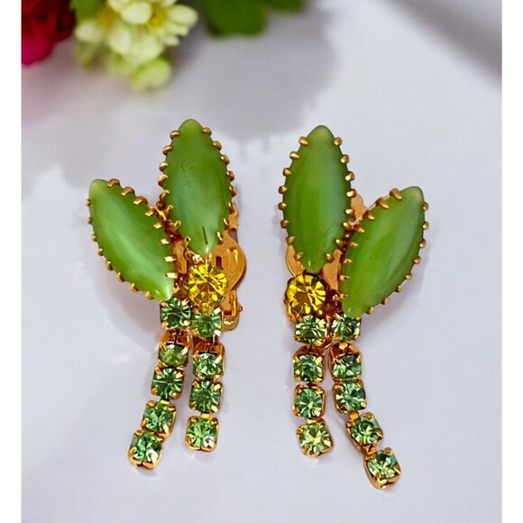 Vintage Rhinestone Earrings Prong Set Crystal Green Navette Gold Tone 8O - Picture 1 of 4